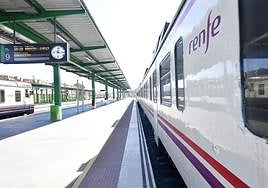 Un tren de Cercanías llega a la estación del Carmen.