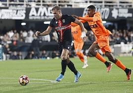 Mosquera intenta frenar el avance de Ortuño en el Cartagena-Valencia de la Copa del Rey.