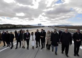 El presidente, López Miras, y el ministro Óscar Puente, junto a la comitiva oficial, recorren unos metros del tramo entre Yecla y Caudete.