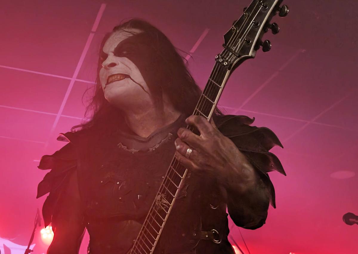 Imagen secundaria 1 - Abbath, durante su concierto en Murcia.