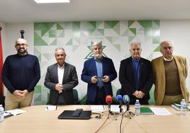 Los representantes de Fecoam Joaquín Rubio, Julián Díaz, Santiago Martínez, Pascual Hortelano y Francisco Carreño, este viernes en la presentación del balance de las cooperativas.