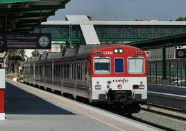 Imagen de uno de los trenes Cercanías en la estación de Murcia, en julio de 2022.