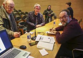 Antonio Gómez Ribelles firma ejemplares de 'El castigo del exiliado' esta semana en el Museo del Teatro Romano de Cartagena.