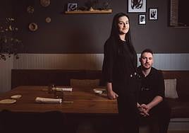 María Egea y Marco Antonio Iniesta posan en Frases, su restaurante de Murcia.