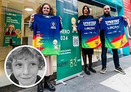 Isabel Muelas, madre de Martín; junto a Noemí González y Mariano Martínez, de Libera Telecom, que patrocina la carrera.