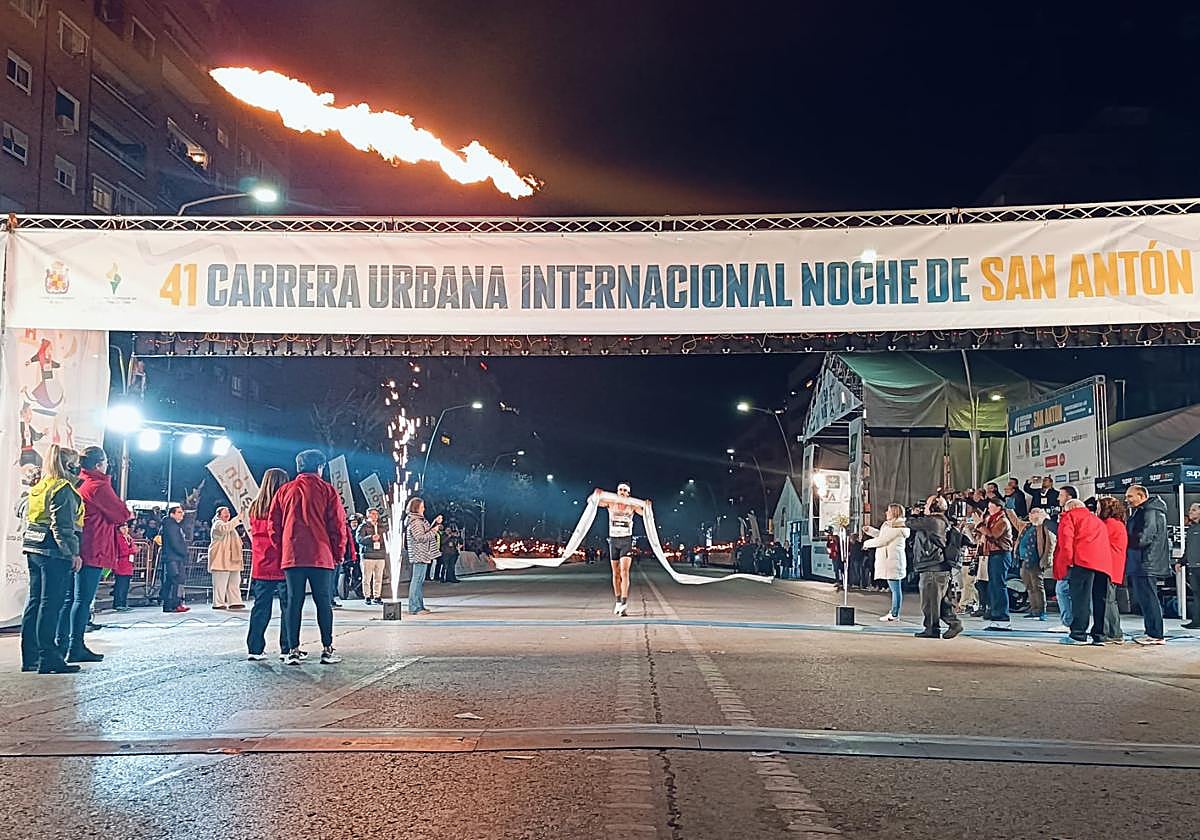 Katir entra en la línea de meta de la carrera de San Antón en Jaén.