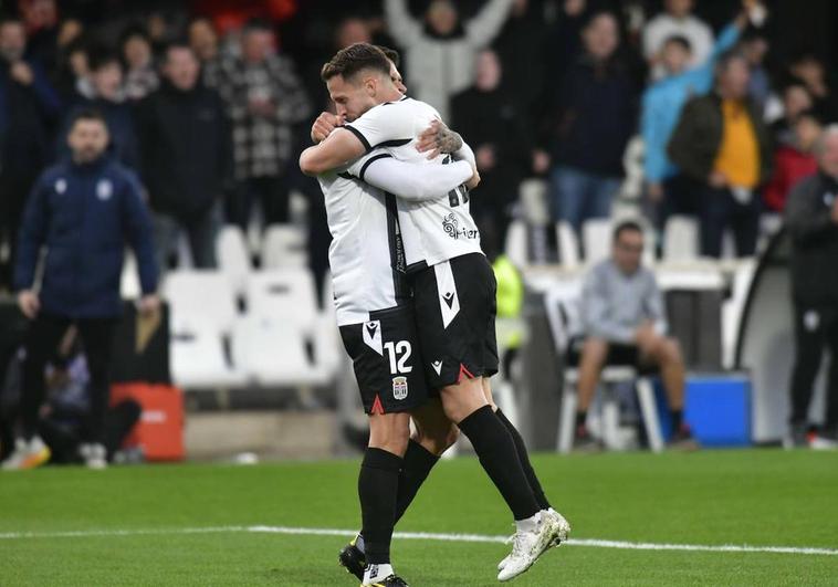 Juanjo Narváez e Iván Calero se funden en un abrazo en la victoria ante el Villarreal B.