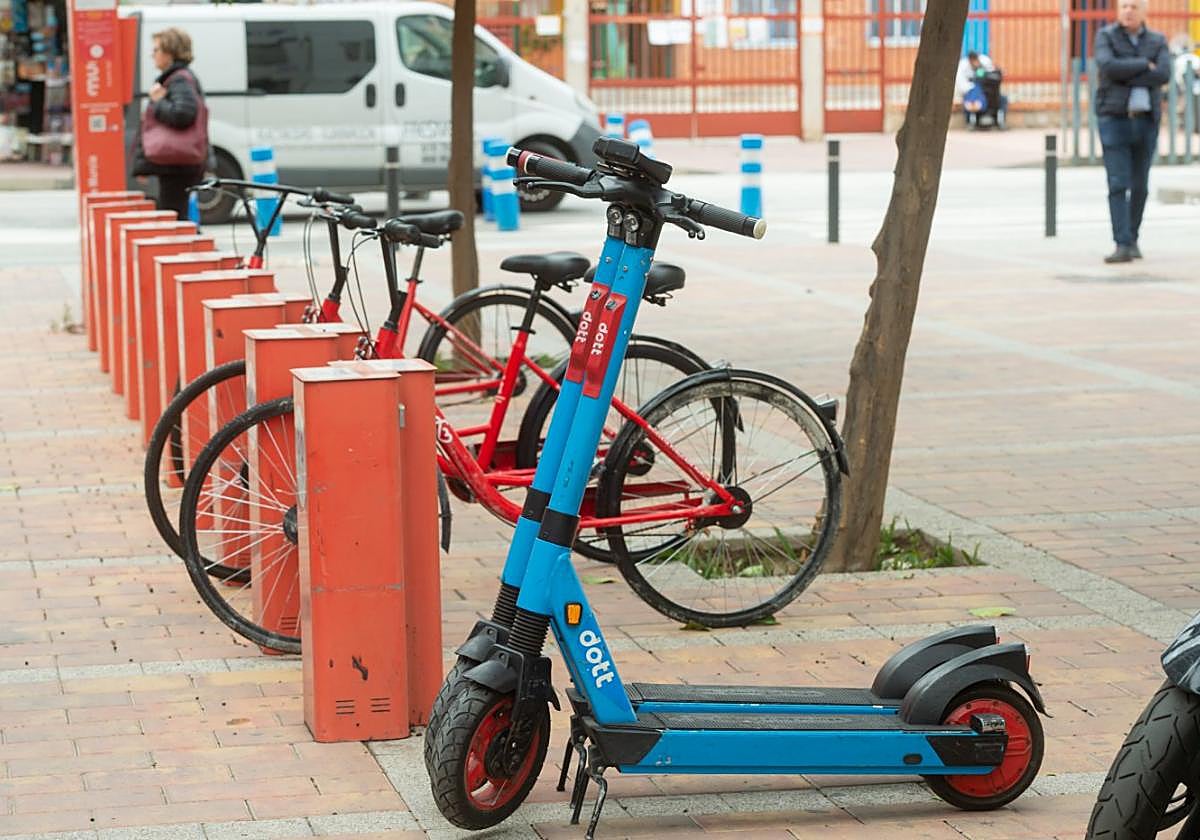 Varias unidades de los nuevos patinetes lanzados por la empresa del servicio de alquiler.