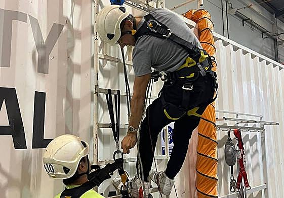 Dos jóvenes durante un curso de Trabajos en altura.