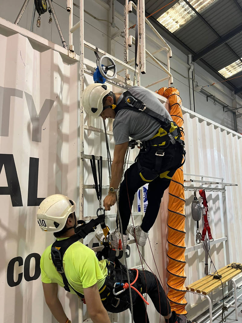 Dos jóvenes durante un curso de Trabajos en altura.