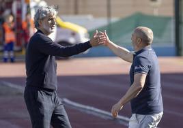 Pablo Alfaro y Juan Sabas se saludan al inicio del partido.