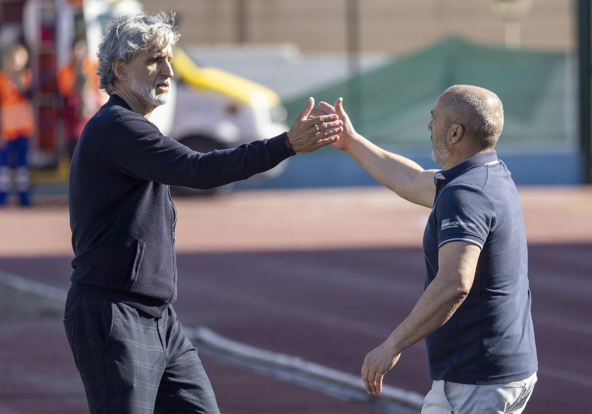 Pablo Alfaro y Juan Sabas se saludan al inicio del partido.