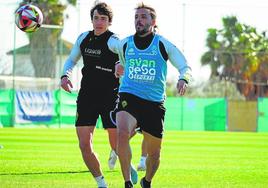 Marc Baró y Pedro León disputan un balón durante un entrenamiento preprarando el partido entre Real Murcia y Melilla.