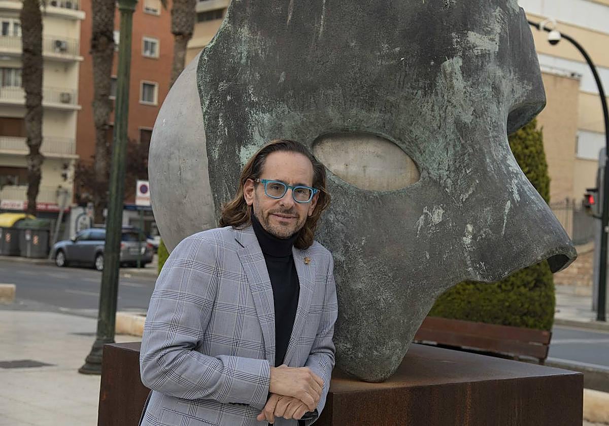 Eduardo Pignatelli junto a la escultura del Carnaval.