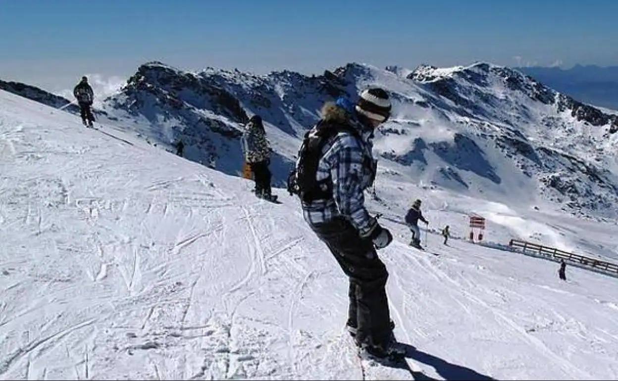 Un aficionado practicando snowboard en Sierra Nevada, en una imagen de archivo.