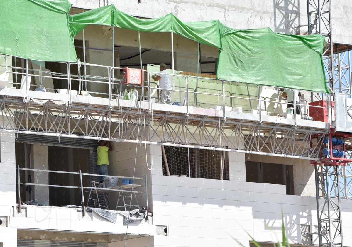 Obreros de la construccion en una imagen de archivo.