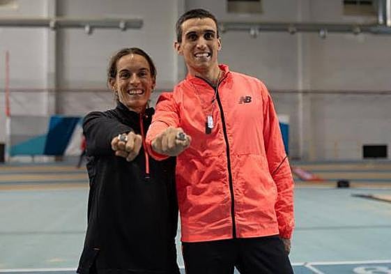 Esther Guerrero y Mariano García muestran el anillo que les acredita como poseeedores del récord de España de 1.000 metros, este sábado en Antequera.
