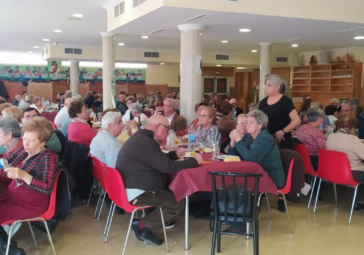 El Club de Mayores 'Peñas Blancas' de Perín se va de fiesta