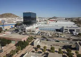 Vista general del polígono industrial Cabezo Beaza, con un edificio de empresas al frente y el centro de ocio Espacio Mediterráneo, al fondo.