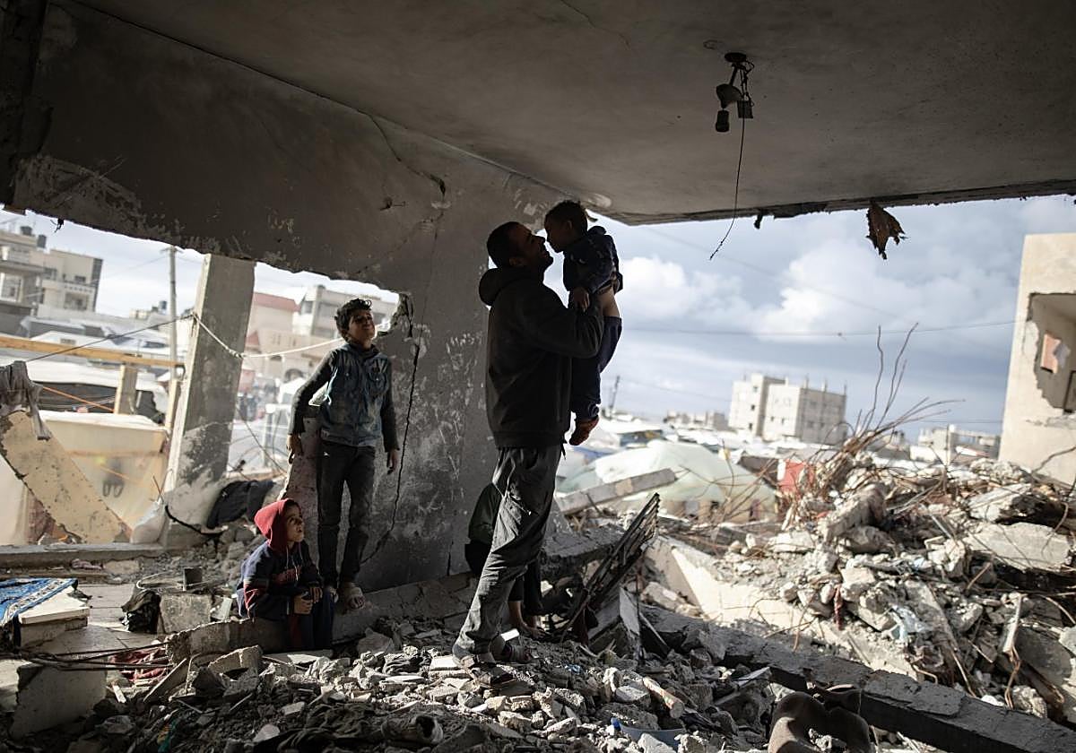 Habitantes de Gaza a casi 100 días desde la caída de Hamás.