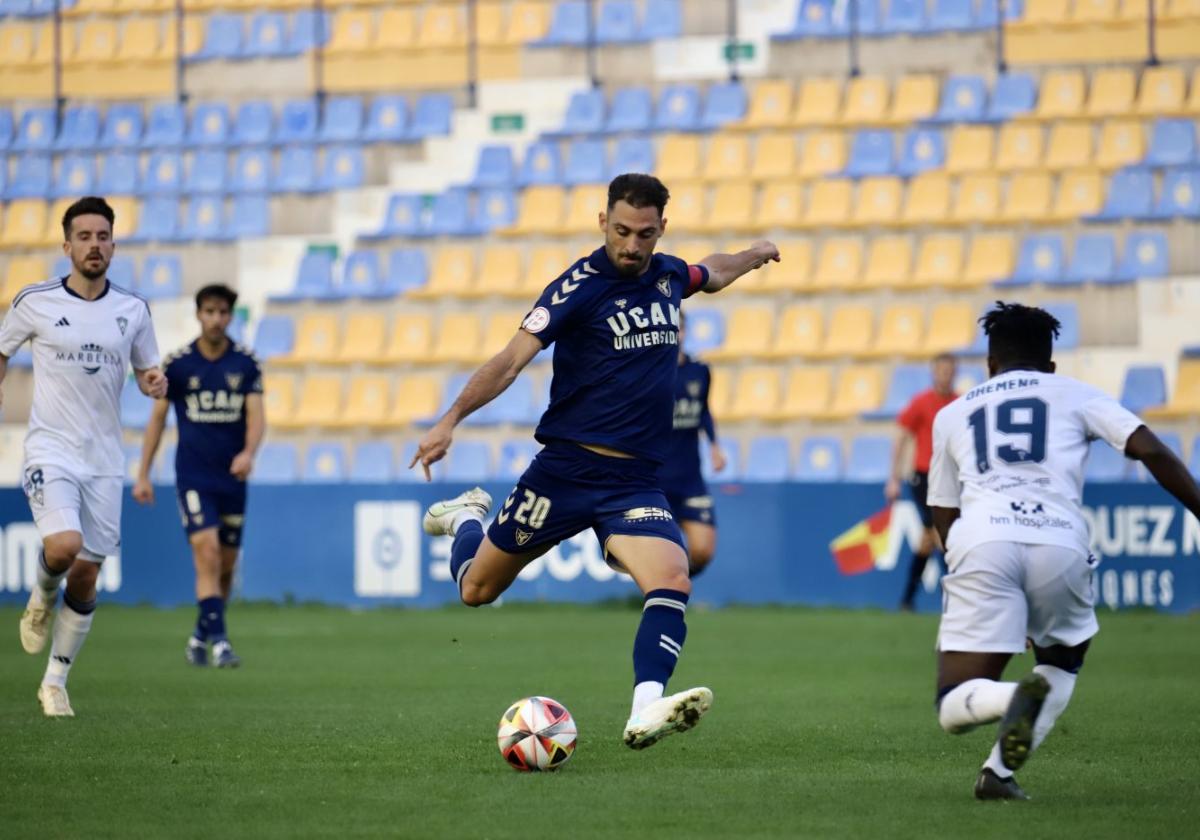 Arturo, delantero del UCAM, se prepara para rematar ante la portería del Marbella.