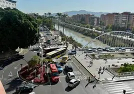 Vista aérea del tráfico entre el hospital Reina Sofía y el puente, en una imagen de archivo.