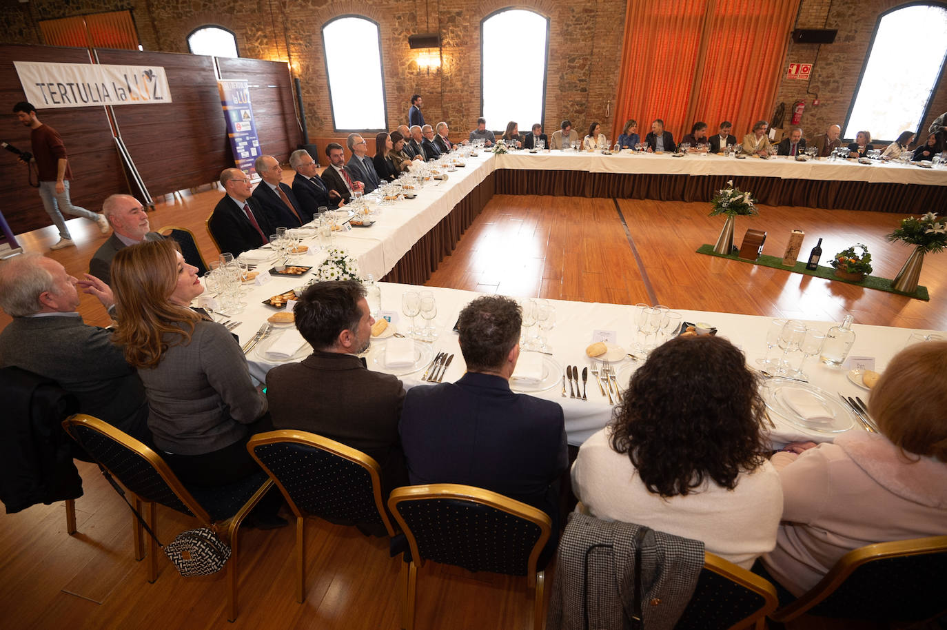 El murciano Cristóbal Belda participa en el foro-tertulia La Luz