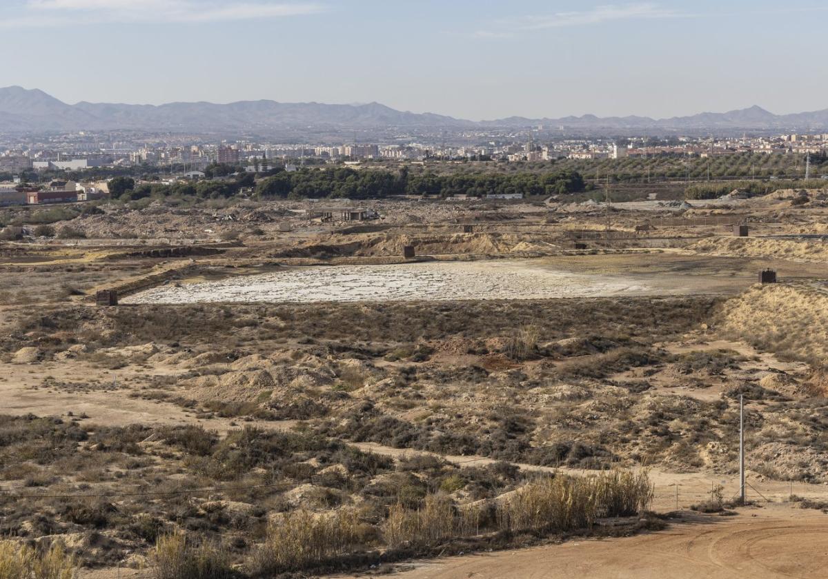 Balsas con residuos contaminantes a la intemperie en los terrenos de la antigua fábrica Española del Zinc (Zinsa) en Torreciega.