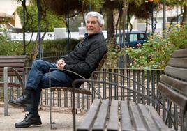 El poeta, profesor y expolítico Pedro Guerrero, en la pedanía murciana de Santo Ángel.