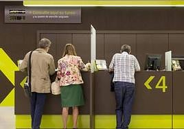 Clientes en el mostrador de una entidad bancaria.