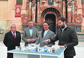 Luis Melgarejo, José Francisco García, Carmen Conesa y Juan Francisco Martínez, este lunes, con la maqueta del estand, en Caravaca.