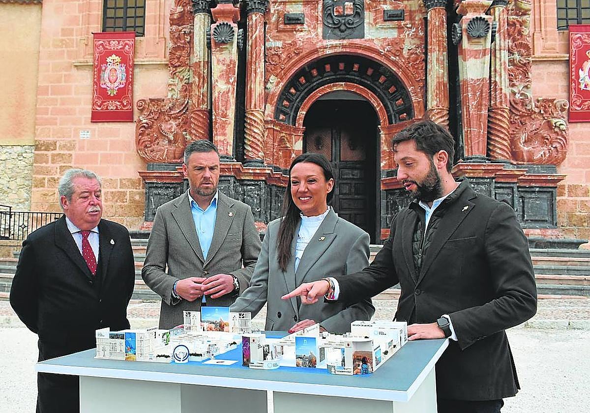 Luis Melgarejo, José Francisco García, Carmen Conesa y Juan Francisco Martínez, este lunes, con la maqueta del estand, en Caravaca.