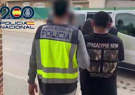 Momento de la detención de la pareja que regentaba el local.