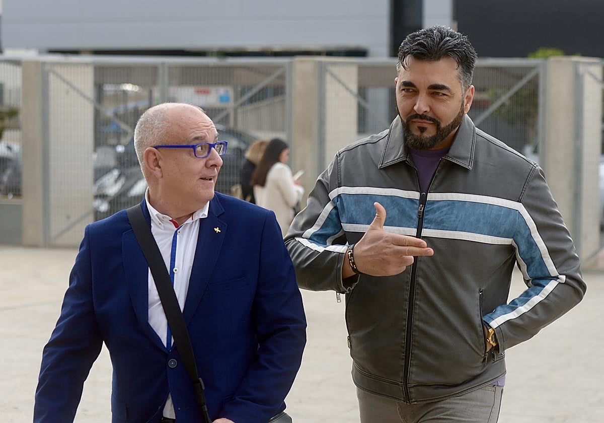 El Karateca llega a la Ciudad de la Justicia, junto a su abogado José María Caballero, este miércoles.