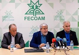 Intervención del presidente de Fecoam, Santiago Martínez, flanqueado por Julián Díaz y Pascual Hortelano.