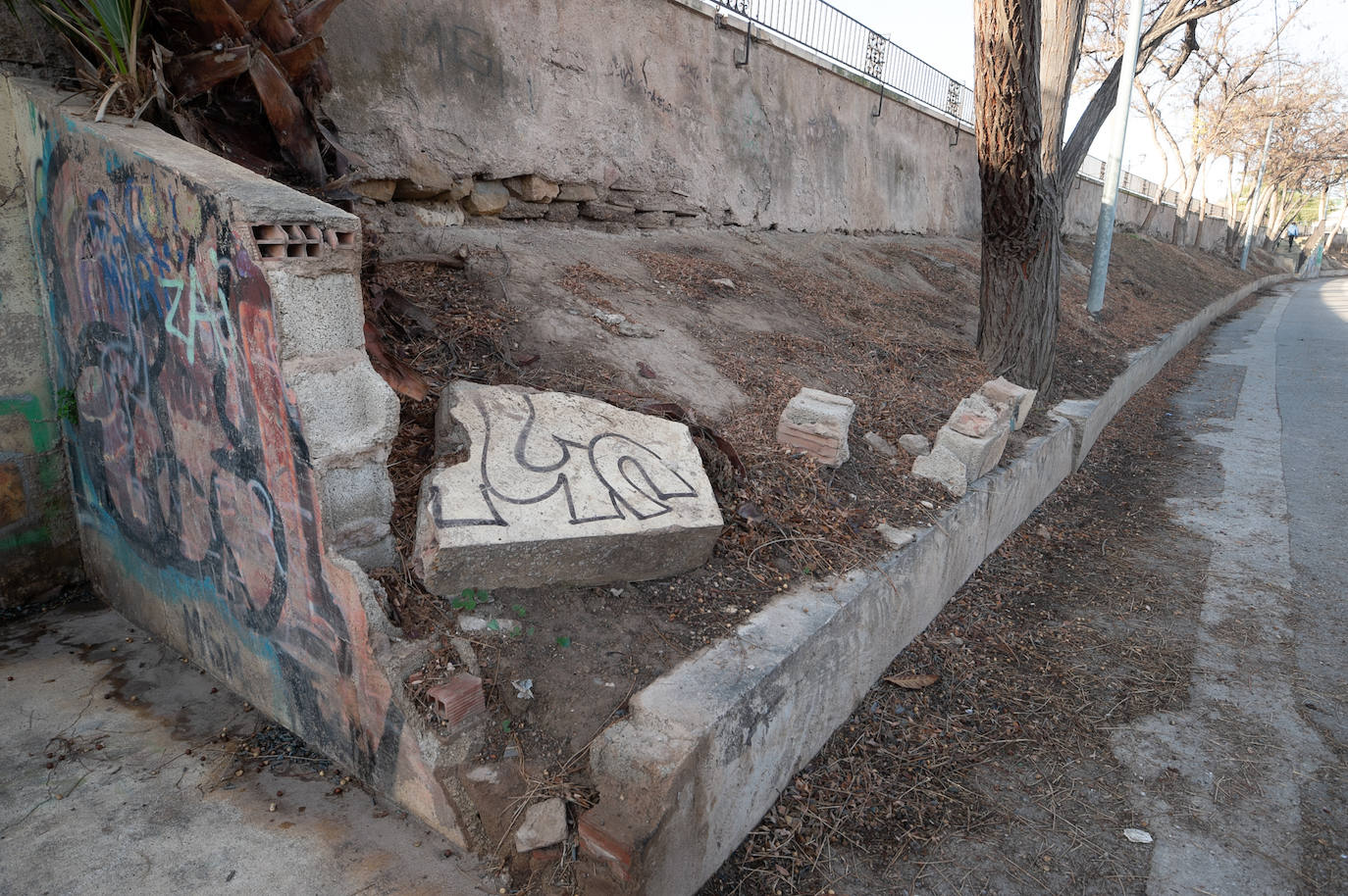 Las imágenes de las pintadas y desperfectos del Malecón de Murcia