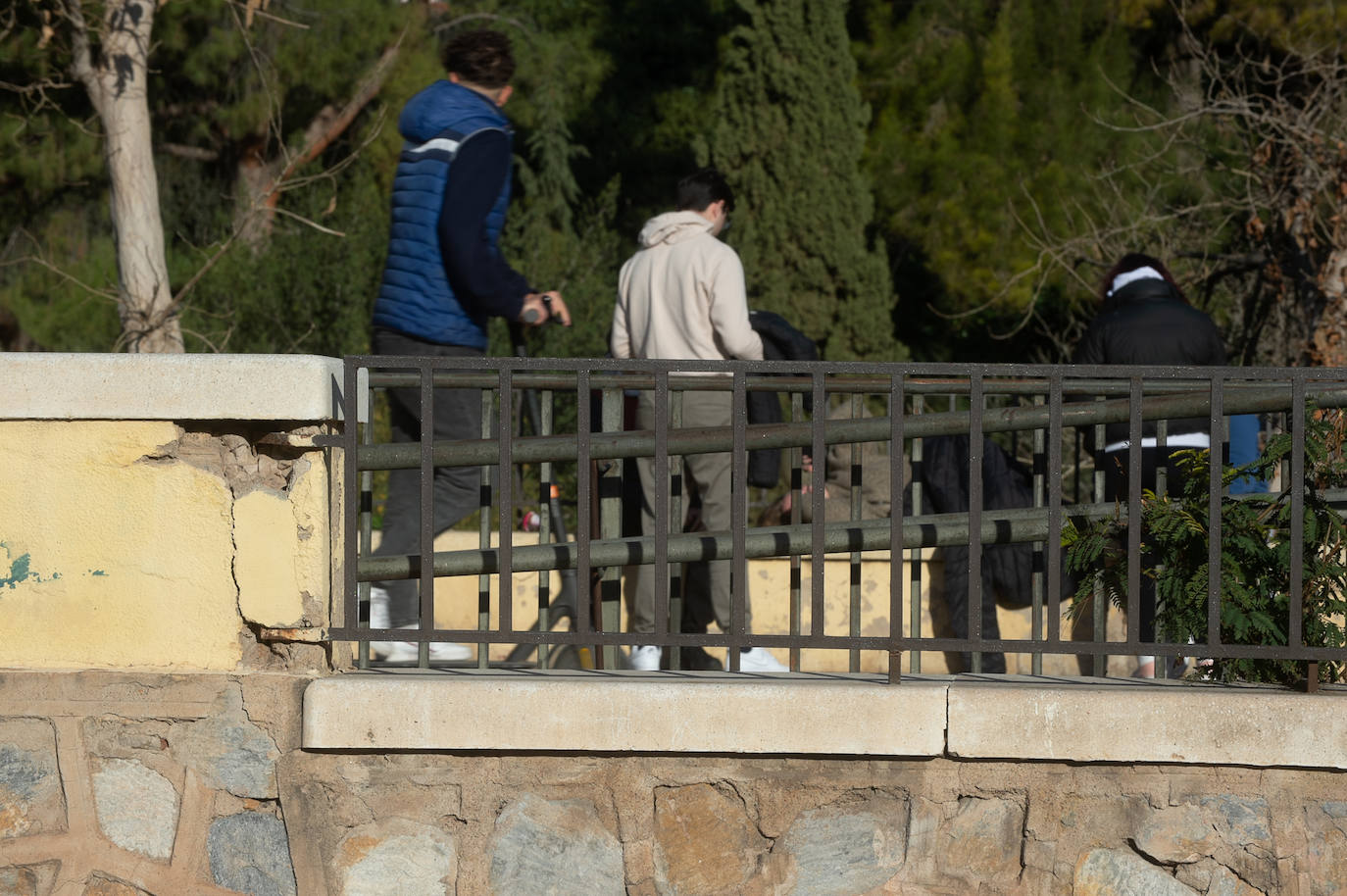 Las imágenes de las pintadas y desperfectos del Malecón de Murcia