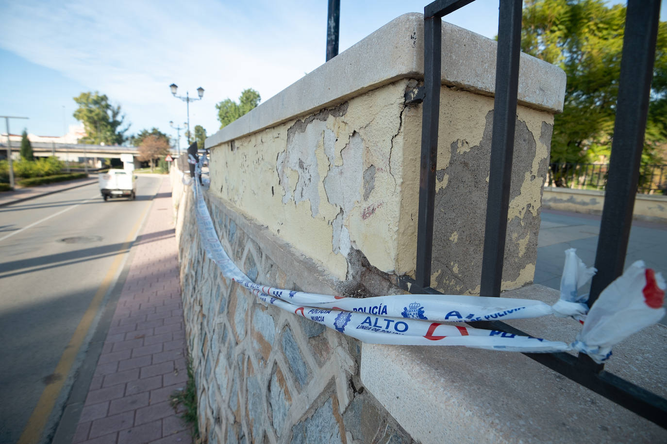 Las imágenes de las pintadas y desperfectos del Malecón de Murcia