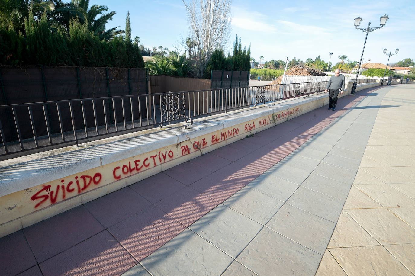 Las imágenes de las pintadas y desperfectos del Malecón de Murcia