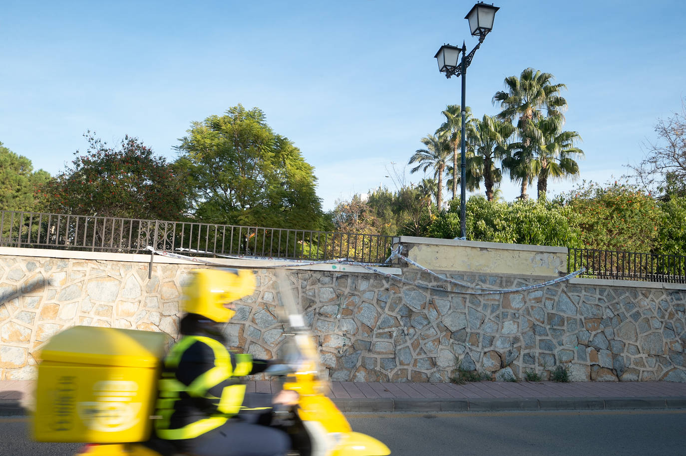 Las imágenes de las pintadas y desperfectos del Malecón de Murcia