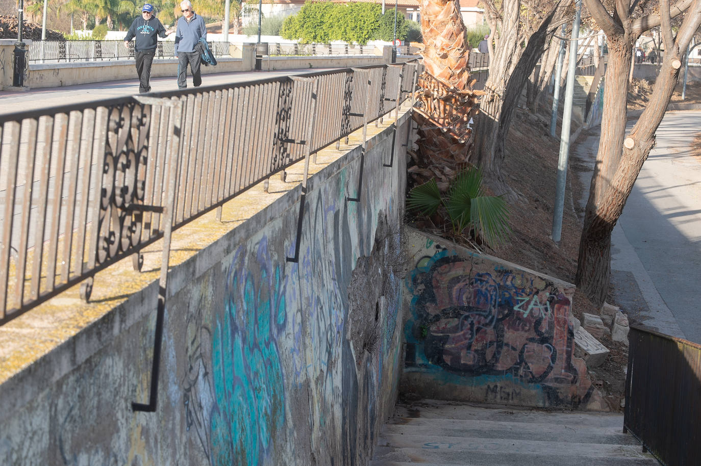 Las imágenes de las pintadas y desperfectos del Malecón de Murcia