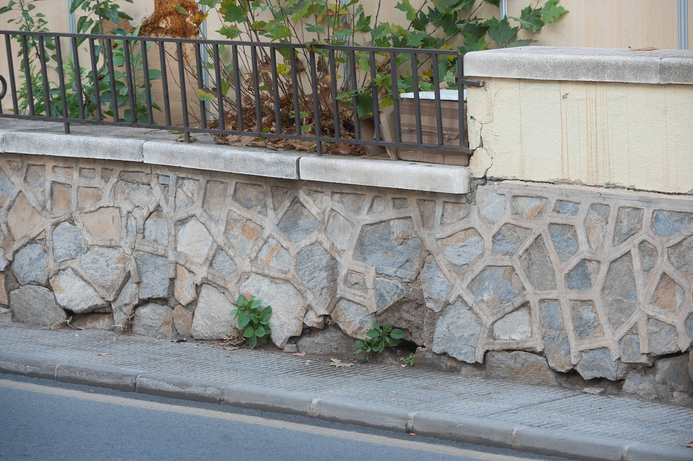 Las imágenes de las pintadas y desperfectos del Malecón de Murcia