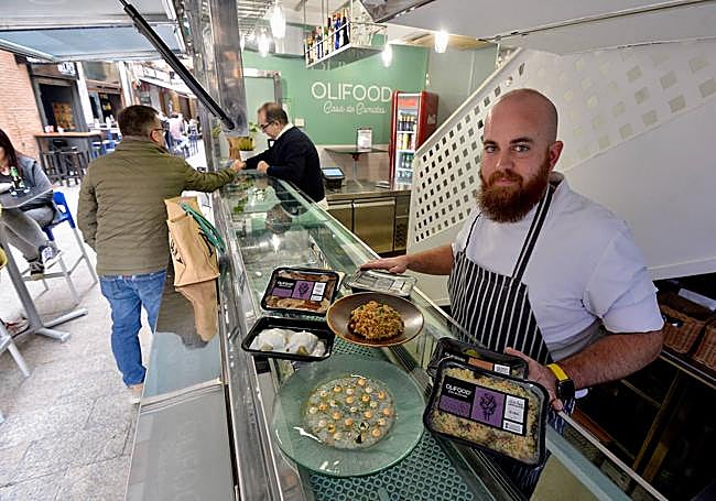 Pablo Olivares y su hermano atienden a los clientes en una barra a pie de calle.
