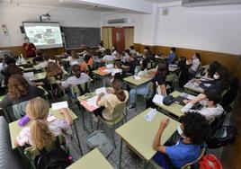 Alumnos atienden en clase en una imagen de archivo.