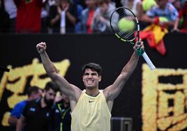 Carlos Alcaraz celebra su victoria ante Sonego, este jueves en la Rod Laver Arena.