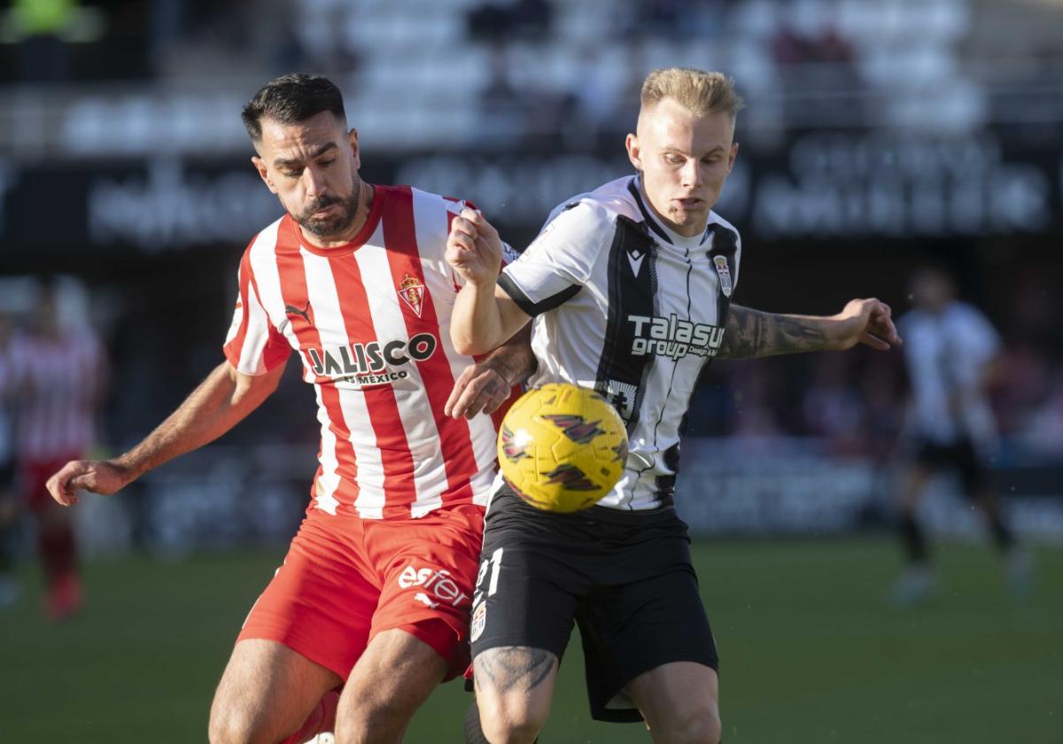 Isak Jansson le roba el balón a Pablo Insua, del Sporting.