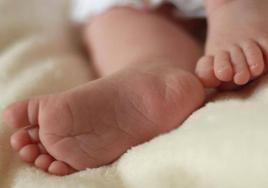 Los pies de un recién nacido, en una fotografía de archivo.