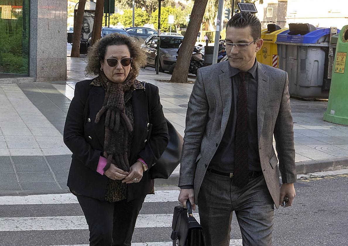 Yolanda Muñoz a su llegada al juzgado para su declaración junto a su abogado, Raúl Pardo-Geijo, en mayo del año pasado