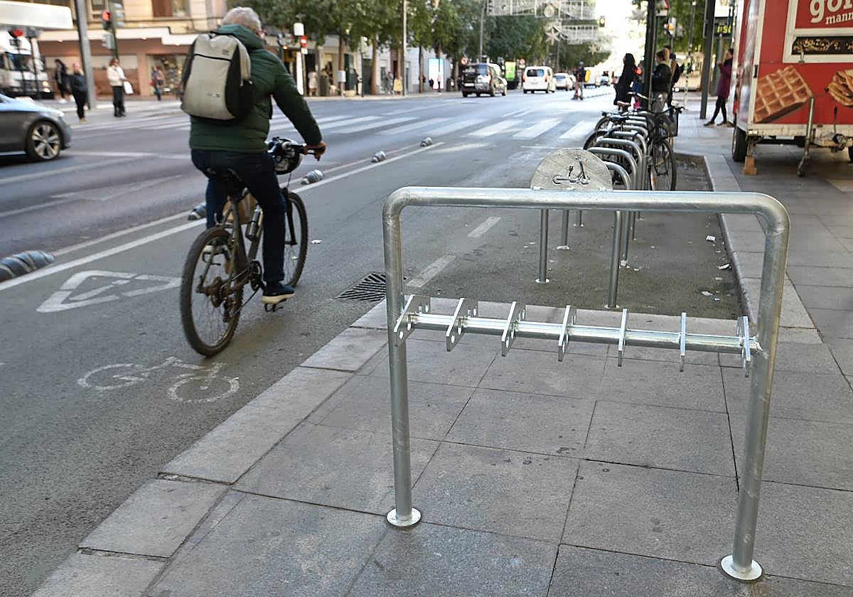 Un ciclista circula por el carril bici de la Gran Vía de Murcia.