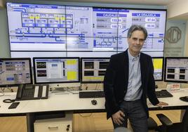 Juan Cascales, en la sala de control de la Mancomunidad del Taibilla, en Cartagena.